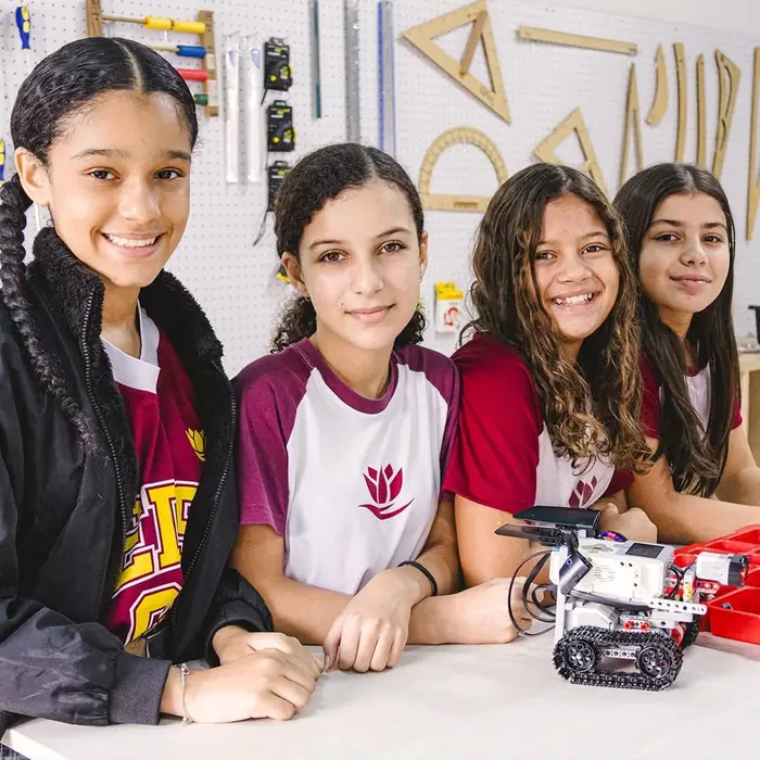 Alunas do Ensino Fundamental com um projeto de robótica
