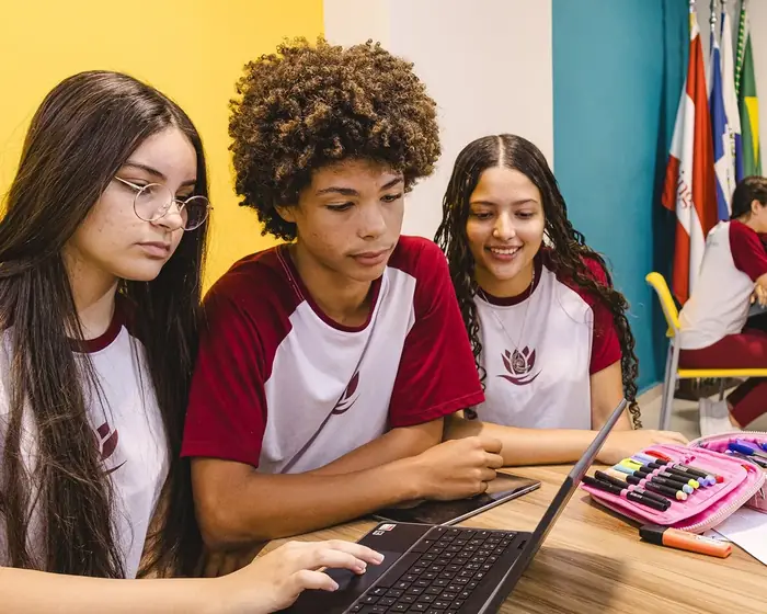 Estudantes trabalhando juntos no notebook